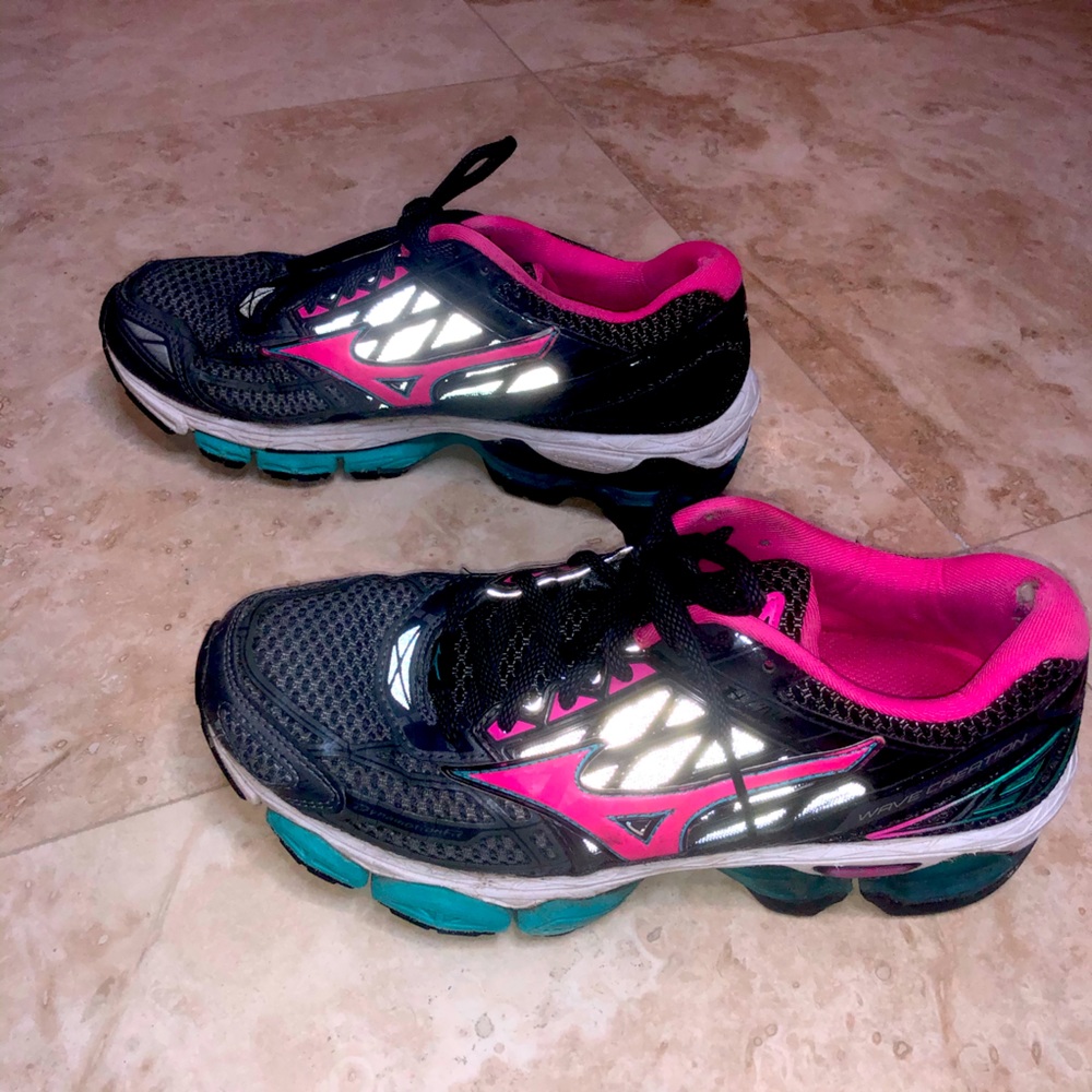 Wave Creations black and pink Tennis shoe 8.5